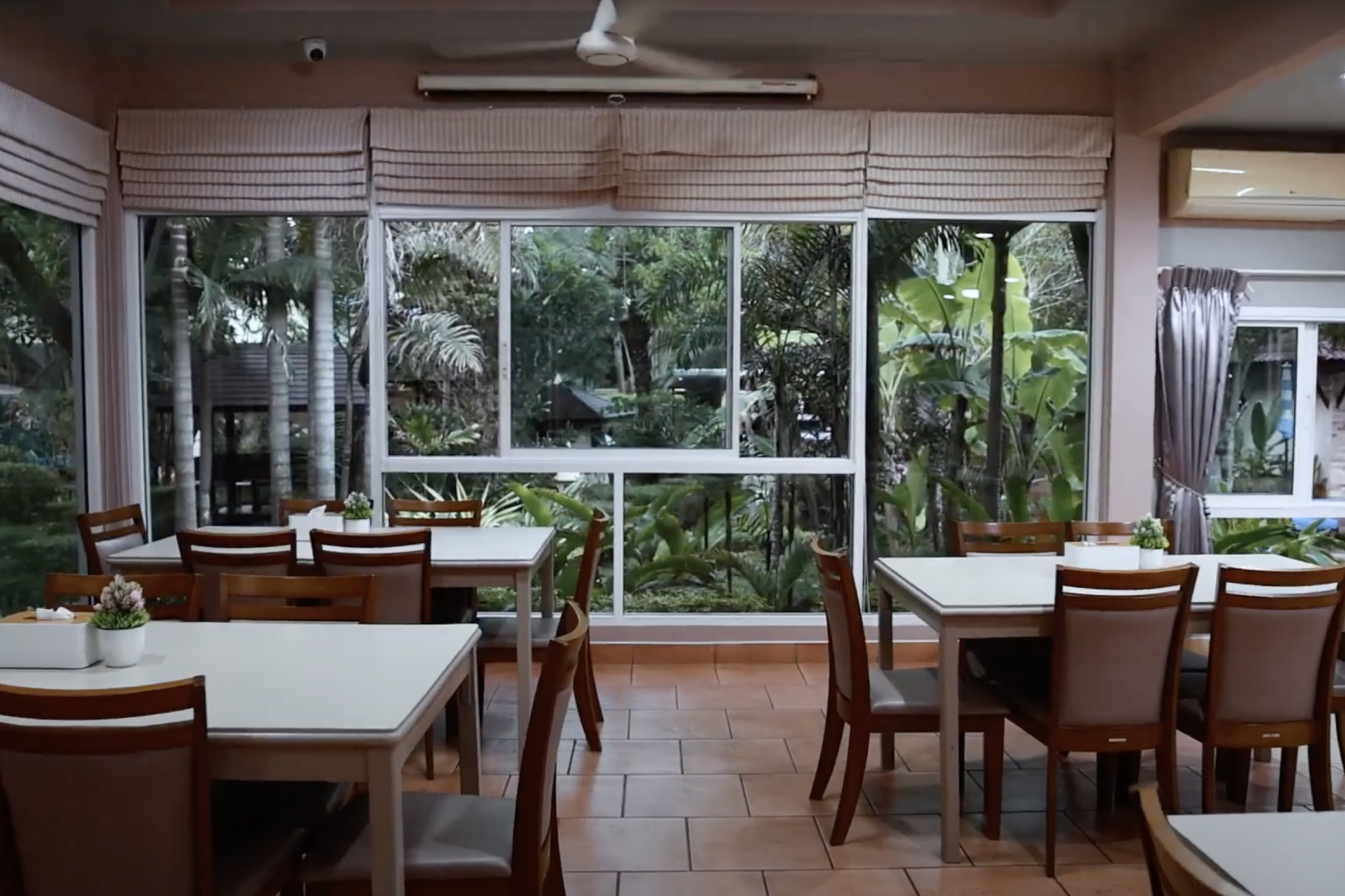 villa wanida garden resort dining room breakfast