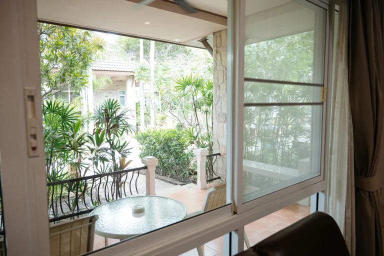 superior-twin-garden-view-pattaya-villawanida-04